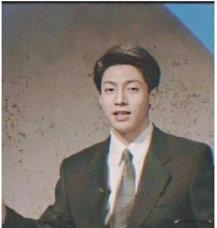 1998年，撒贝宁去央视面试，领导肖晓琳一看到他，转头就走入办公室锁上门，问同事