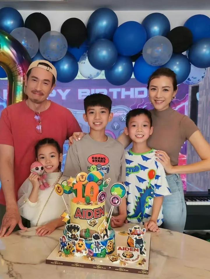 这两年经济不景气，港圈也愈发式微。54岁的陈豪也难以承受生活的压力，开始频繁