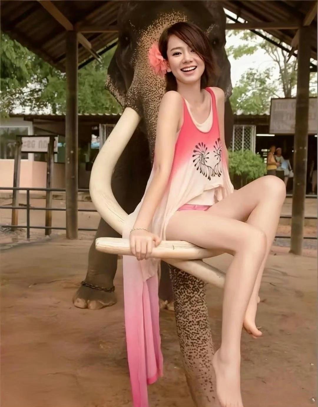 戚薇年轻时是真的嫩，笑容太有感染力了