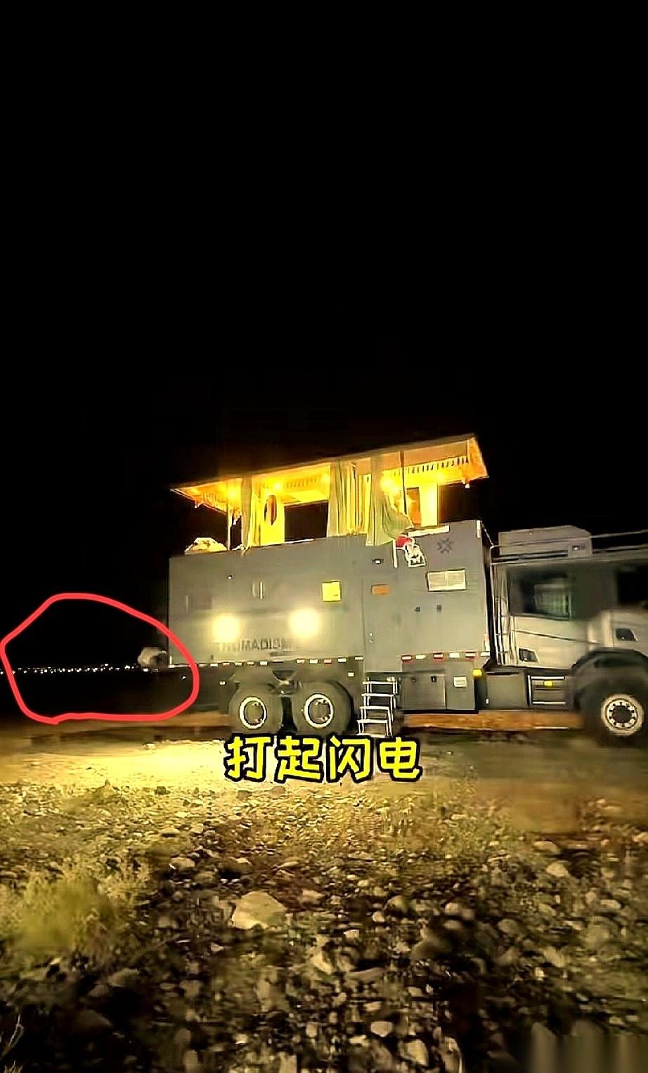 我刷到一个视频，差点没给我笑死。一个姑娘，开着房车，说自己到了新疆的“荒漠无人
