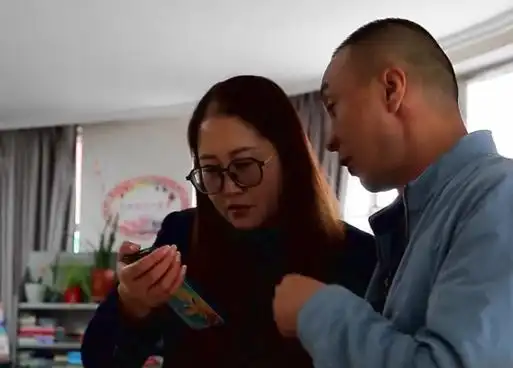 结婚第二天婆婆就故意找茬, 门外有人敲门, 婆婆浑身一颤