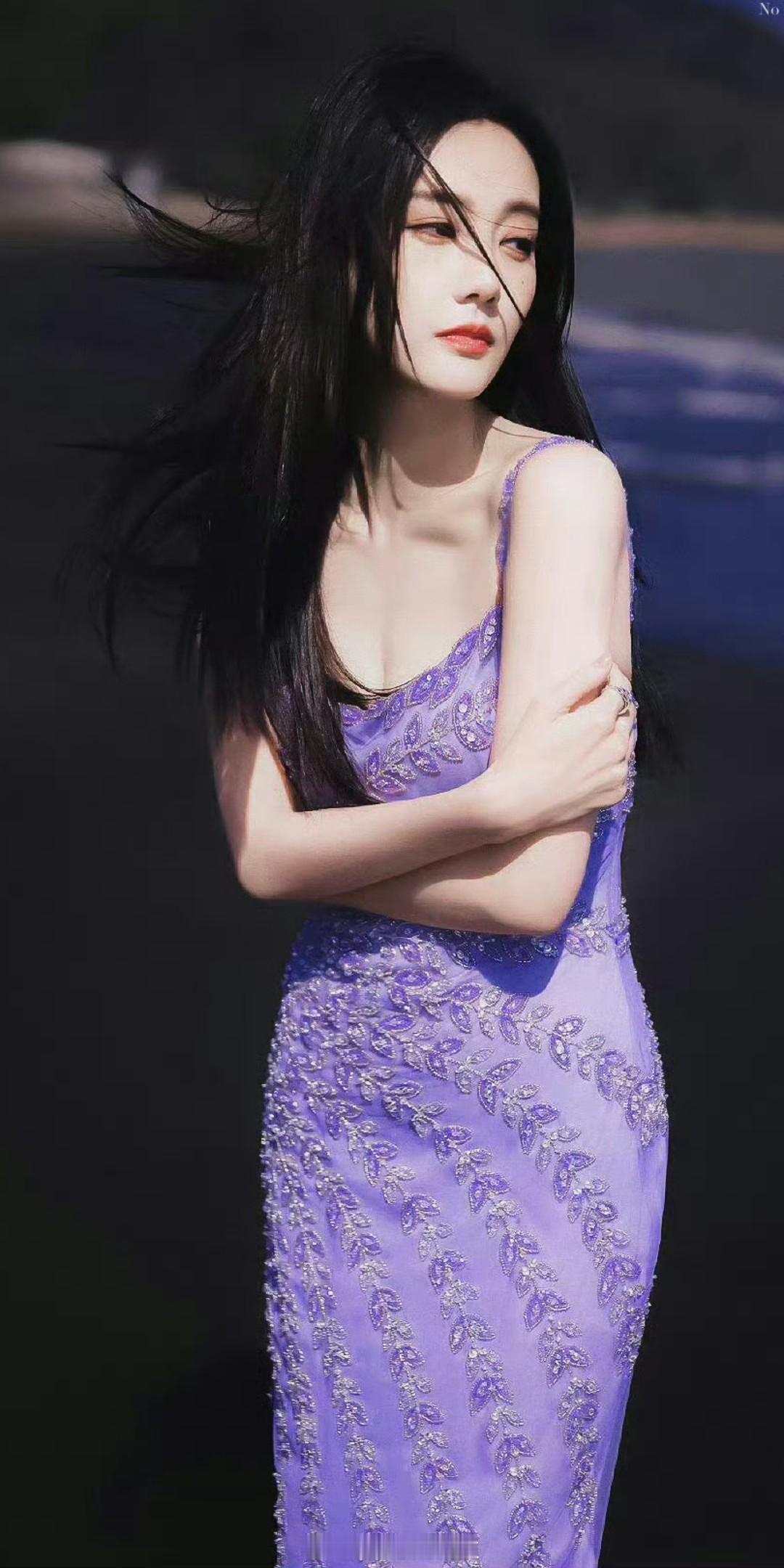 李一桐香芋色吊带裙造型好美​​​