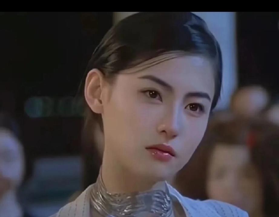 香港一场大火夺走了十几条鲜活的生命，好几栋居民楼都被烧得面目全非。消防员还在