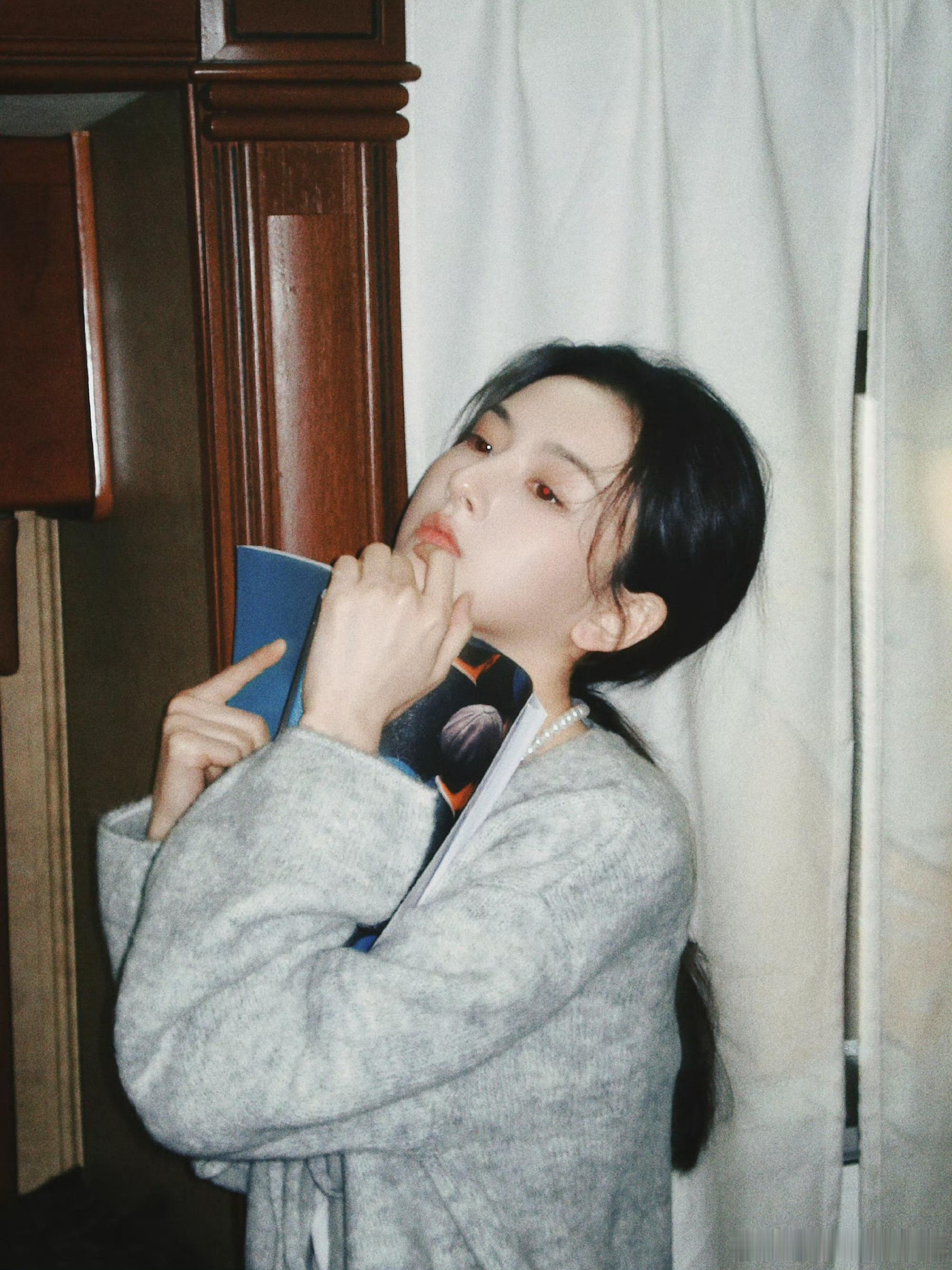 宋祖儿复古感胶片祖鹅新分享的一组复古胶片太美啦松弛又有故事感宋祖儿