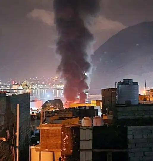 沙特摧毁两艘阿联酋军火船，爆炸火光照亮整个港口，白宫：这下麻烦大了！曾经在也