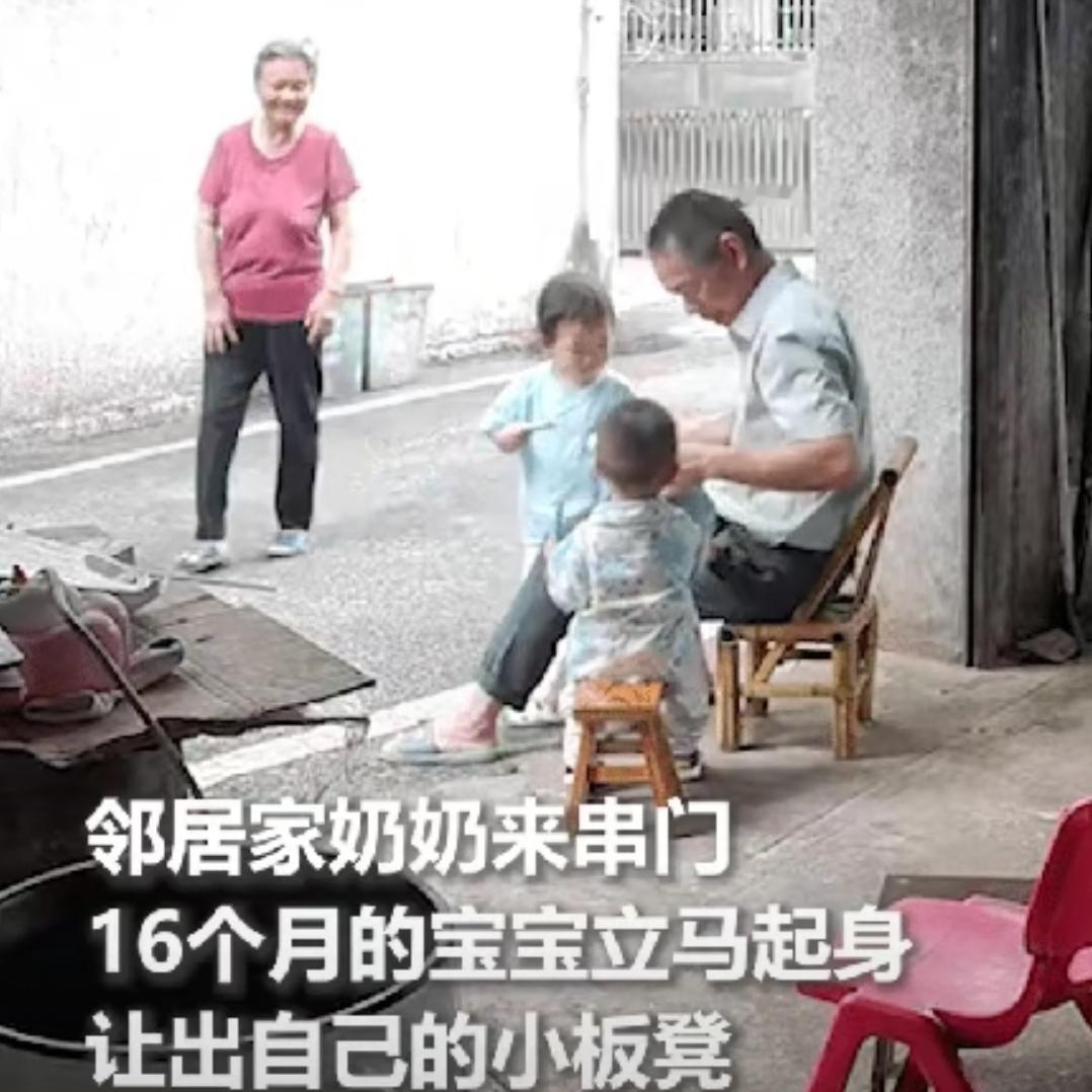 “没想到上人民日报了！”江西上饶，一16个月的宝宝，看见前来串门的邻居奶奶缓步走