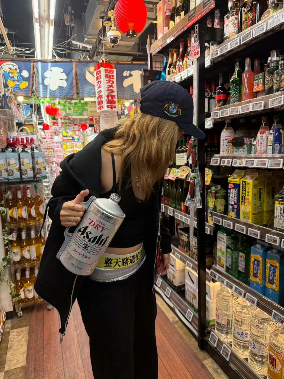 Lisa姐就这样背着LV穿着整天瞎逼忙，还TM不挣钱裤子到处买买买​