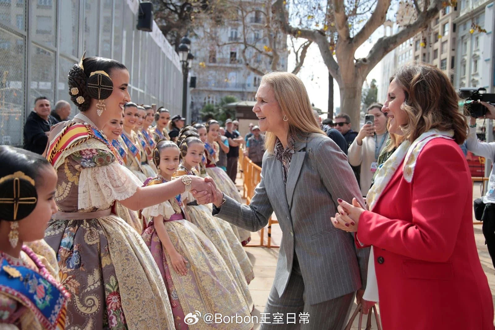 西班牙王室3月11日，伊莲娜公主继续她在Valencia的行程，现身观看了法雅