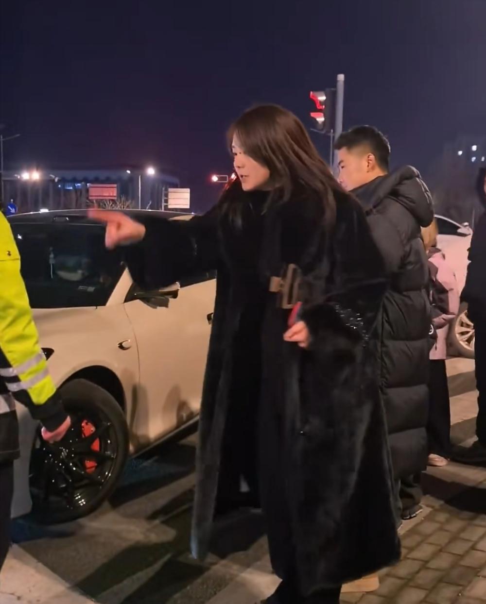 江苏某地，这台白色小车路边违停，导致后方一排车辆都动不了，交警到达现场，这一伙人