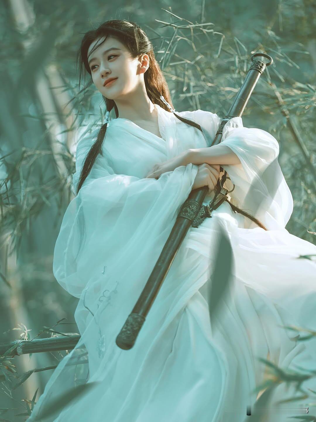 包上恩这组图有刘亦菲小龙女的味道，不得不说，小姑娘越看越漂亮，这组图确实好仙好美