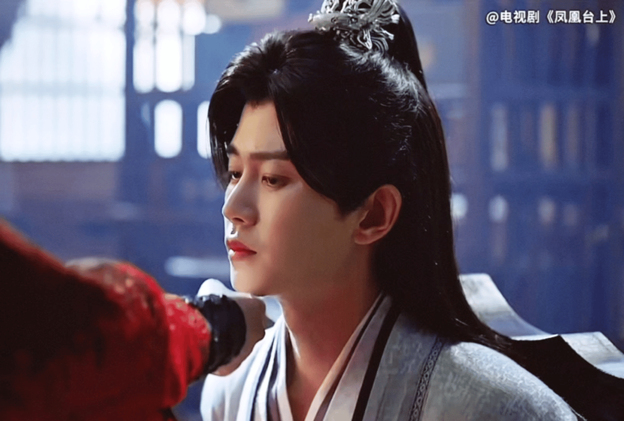 任嘉伦真是传统周正大帅哥啊！迫不及待要看一下帅哥凤凰台上啦！