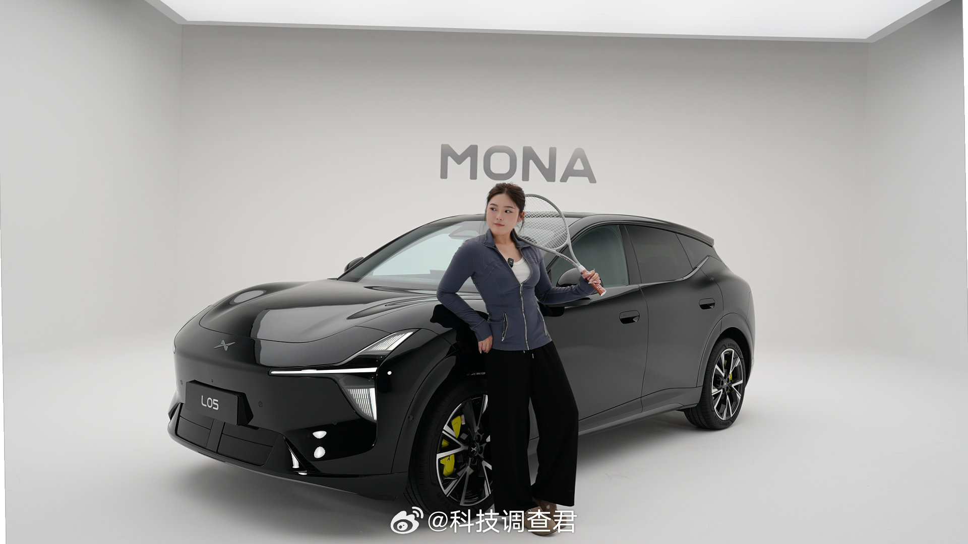 【晶曜黑｜小鹏MONAL05】小鹏MONA系列又来新成员了，这次我们体验到的是晶曜黑。感觉是以珍稀黑