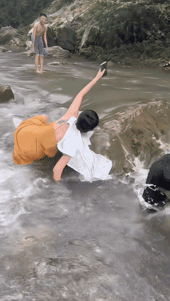 手机很重要吗？人都落水遇到危险了，却死死抱住手机不放！