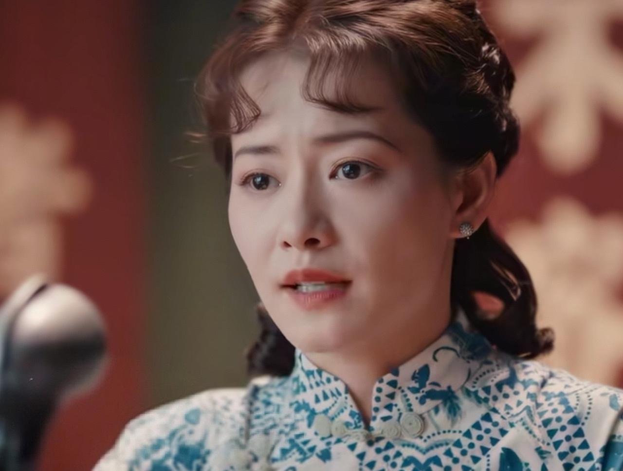 《灼灼韶华》在二妞的电影发布会上，小伍口齿不清地喊着：“露凝香你个J货，烧成灰我