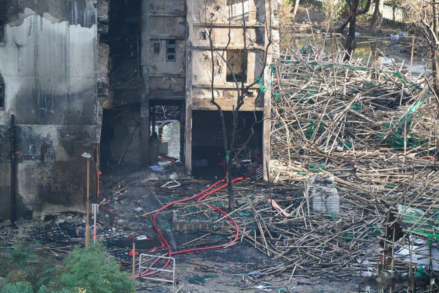 香港大埔火灾已致128人遇难香港媒体发布的现场照片，竹棚子几乎可以说是阻碍救援的