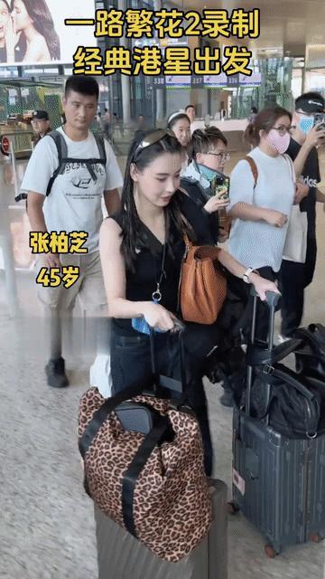 替张柏芝捏把汗，刘嘉玲看起来一副很不好惹的样子！戴着墨镜一脸高冷的嘉玲姐，总是一