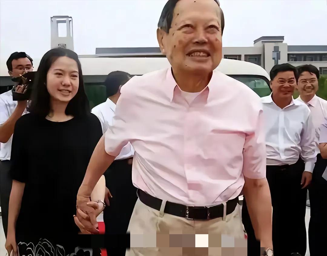 由于很大的年龄差，很多人都认为是翁帆无微不至照顾着杨振宁，其实不是的，在2008