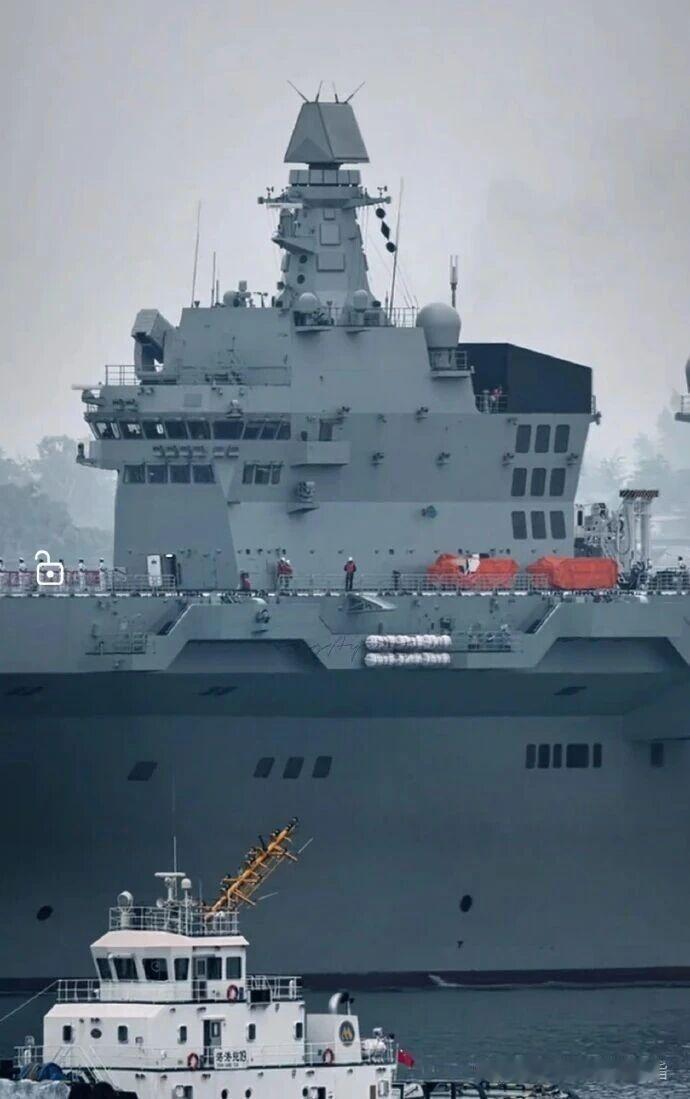 076四川舰上再次出现了红色弹射小车，而且甲板上站满了舰员，烟囱也刷了颜色，目前