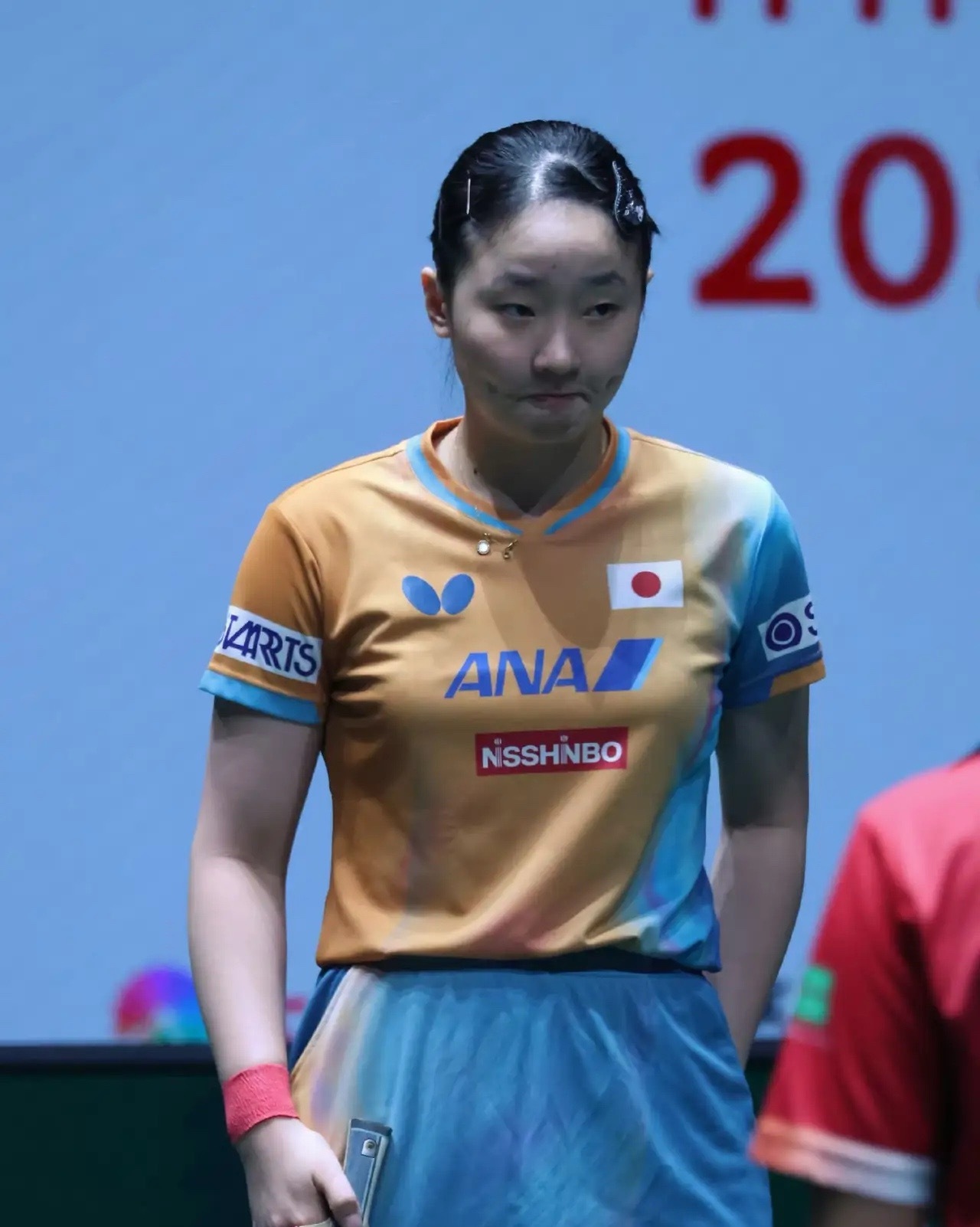 美和又要被打哭了与曼昱对阵她打得太别扭头上的汗蹭蹭的冒曼昱轻松送了她3:0不是美