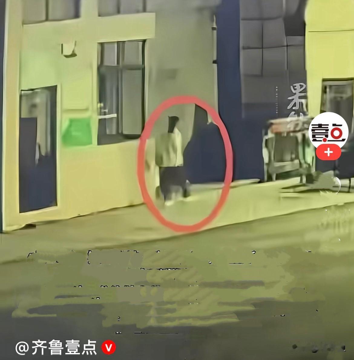 太揪心了……广西河池年仅18岁的女孩李思绮，独自在当地超市上班，