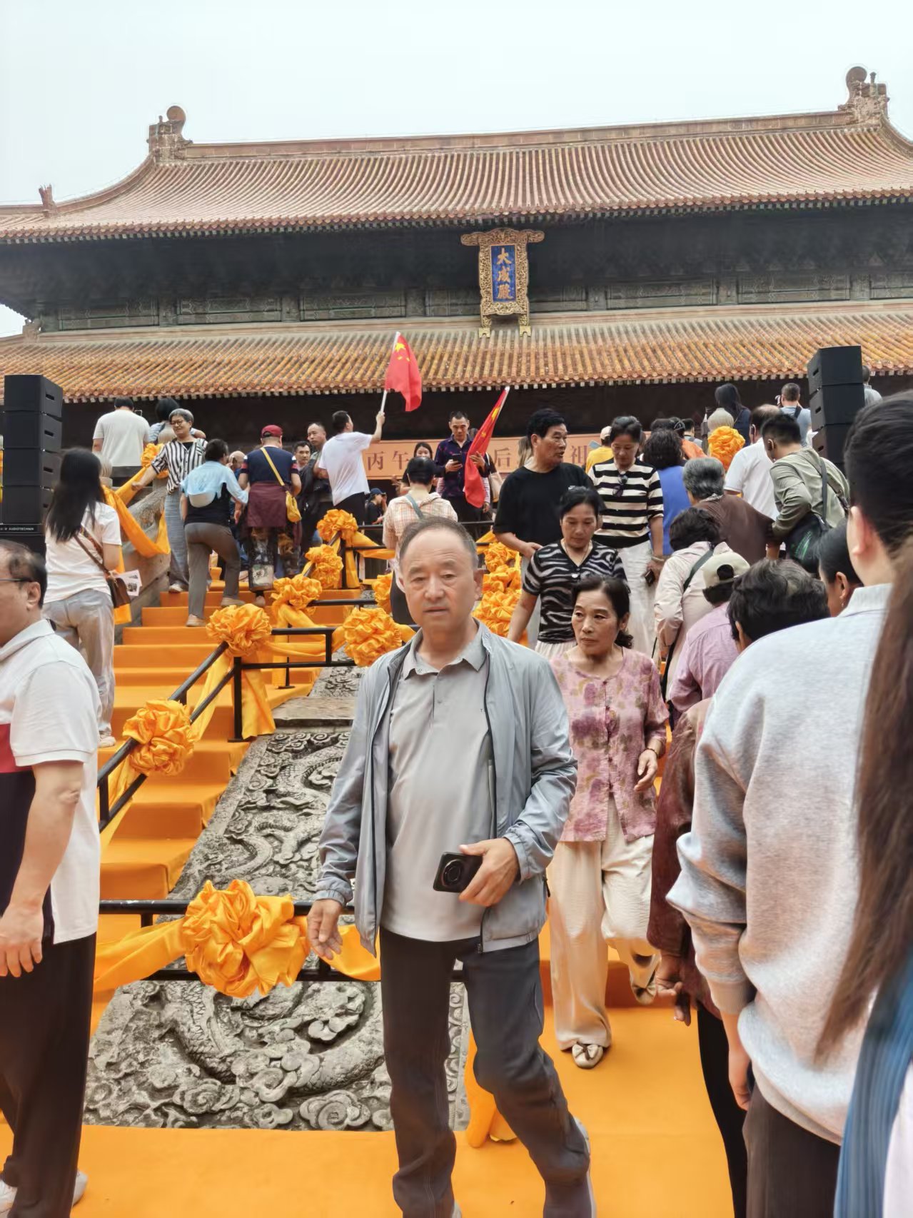 国庆没凑别的热门景点的热闹，直接扎去曲阜孔庙，刚好撞上9