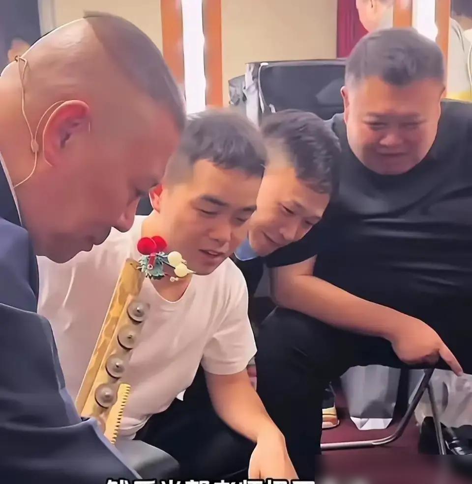 德云社饭局，烧饼亲自拉椅子，曹鹤阳给他倒水，尚筱菊这“眼力见儿”到底有多狠？