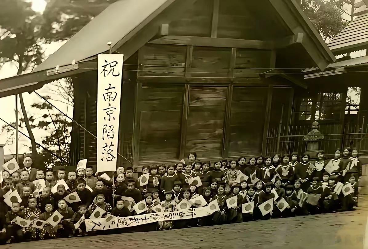 1937年，日本大人小孩上街庆祝“南京陷落”。你还相信侵华时期，日本普通人无辜吗