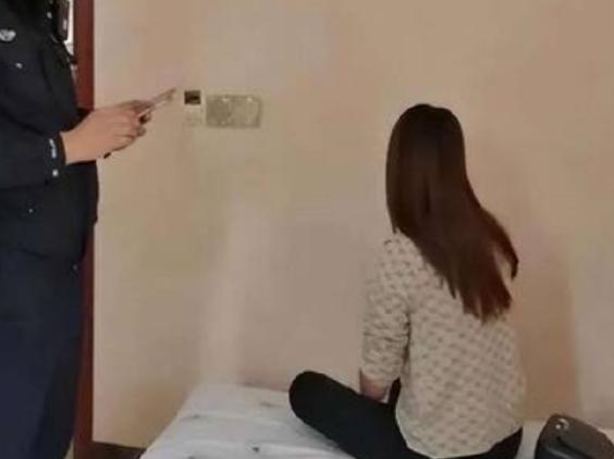 上海一名男子网上结识两名女网友，邀约三名好友见面，称介绍女生给他们认识，几人如约