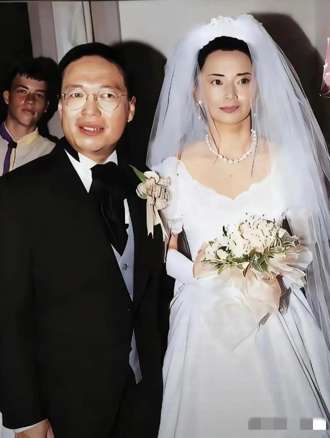 1998年40岁的胡慧中嫁给了香港权威的眼科医生何志平！虽然已是不惑之年，但胡慧