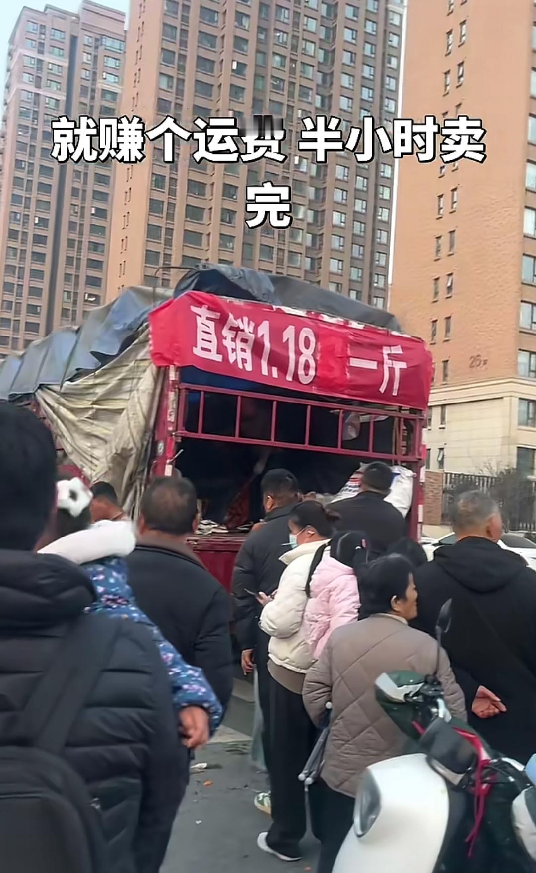 最近经常看到一些货车司机网友的视频，他们摇身一变成为了“水果批发价”销售摊贩了，