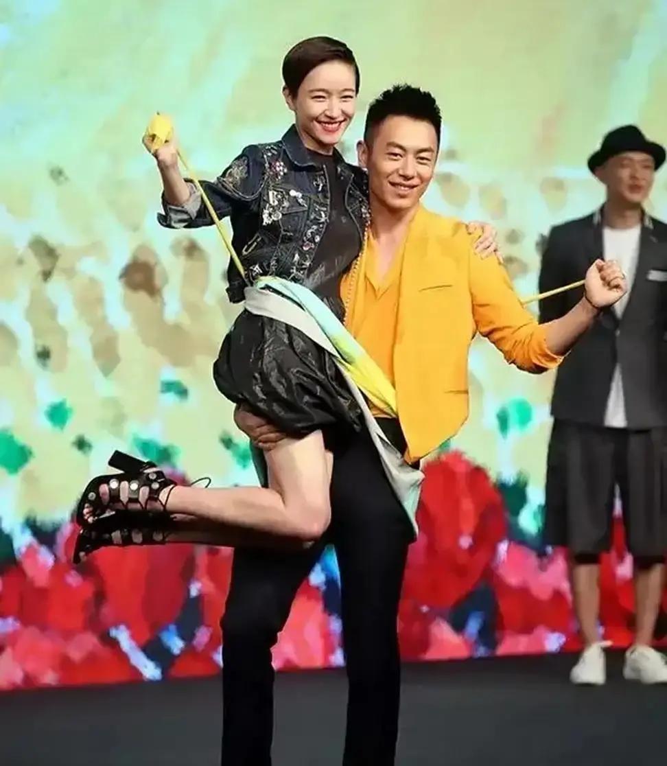 单手举90斤，他比吴京狠朱亚文一把拎起90斤白鹿，现场安静三秒。这动作不靠