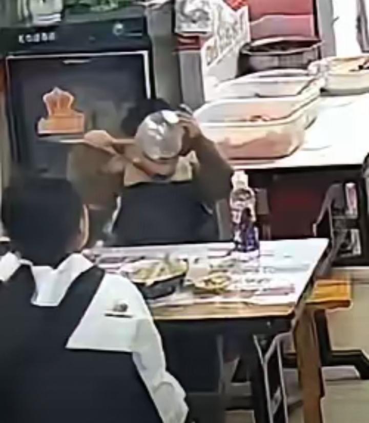 小男孩一句话直接火上人民日报！近日，贵州贵阳一家牛肉粉店，一小男孩跟着妈妈来