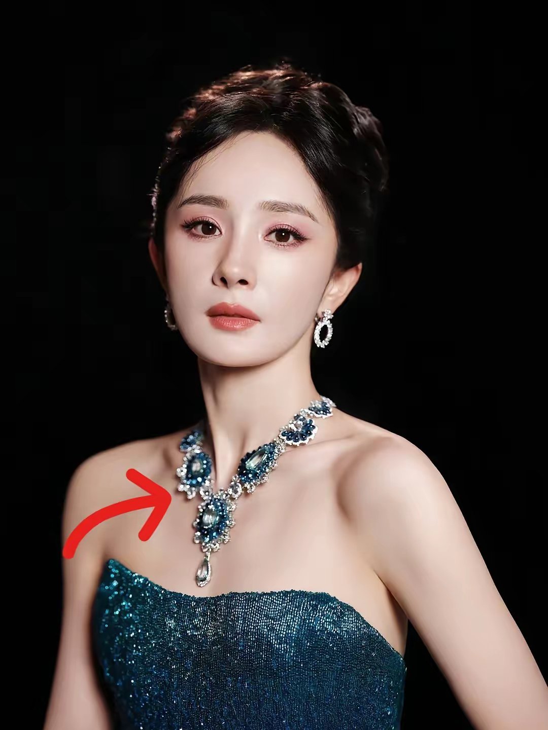 珠宝商可吸取了刘亦菲的教训了，杨幂这次微博视界红毯，也跟刘亦菲一样，戴上显眼的珠