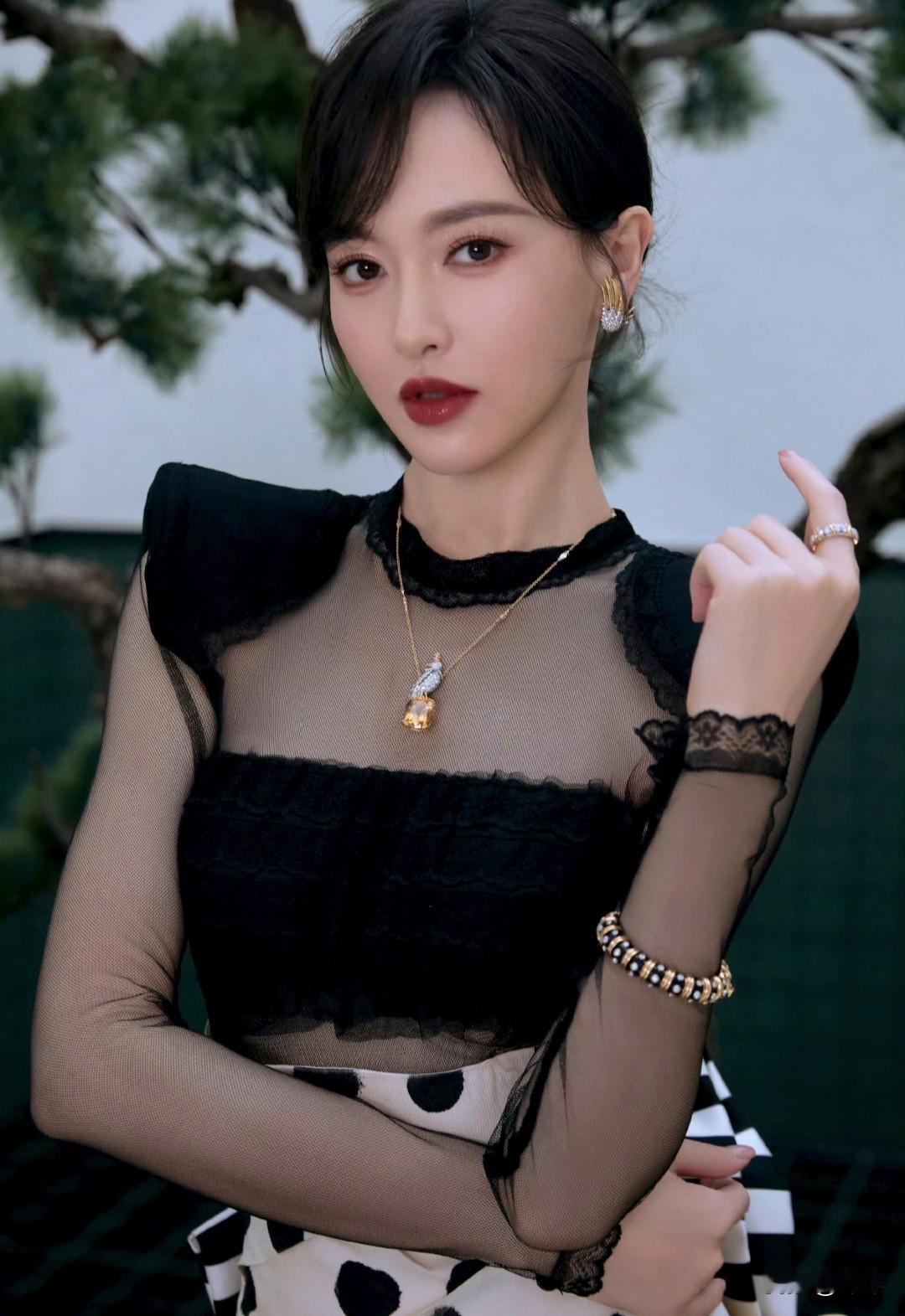 唐嫣这身造型真的太绝了！黑色透视上衣搭配波点半裙，优雅又不失灵动，精致的珠宝点缀