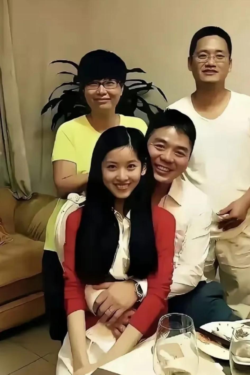 这张旧照是章泽天刚满22岁、和刘强东领完证，第一次回宿迁婆家的聚餐合影。彼时
