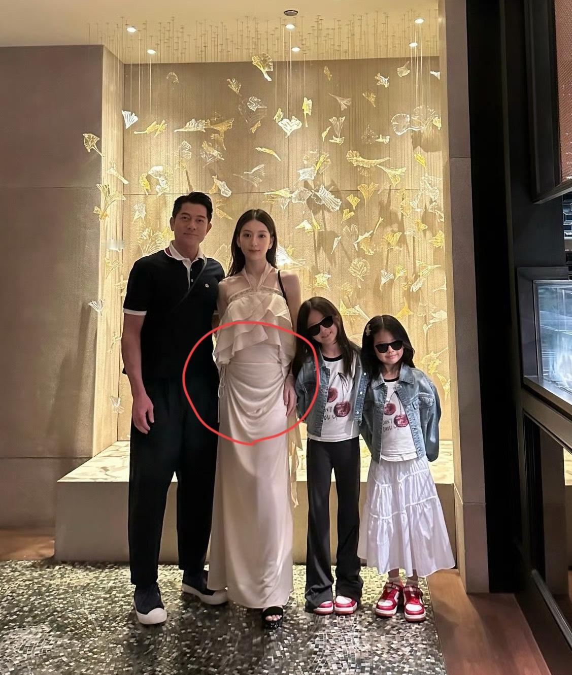 一开始我真的挺搞不懂郭富城放着熊黛林不娶，偏偏娶了一个普通人看到这张照片我才