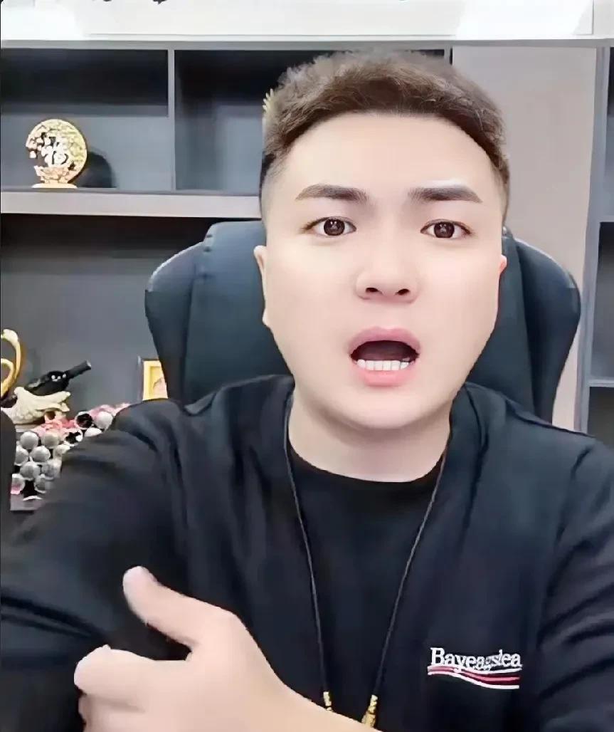 驴家阿宇直言仙洋团播号封号是因为仙洋露声音了，二驴现在就不能露声音，祁天道可以随