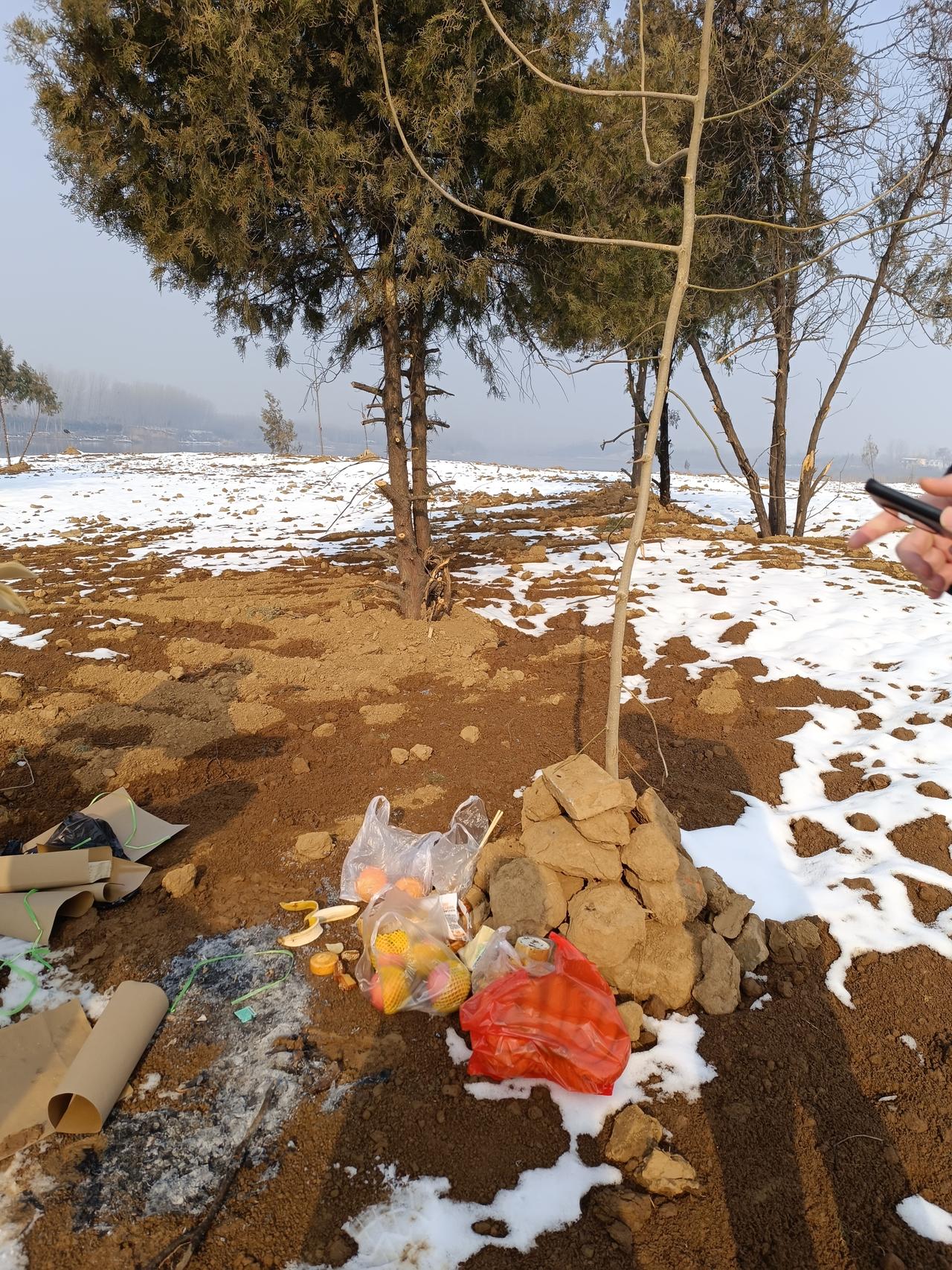 老家的坟被坪了，真的好难受昨天，是腊月初六，是我婆婆的周年，回家看到公婆的坟