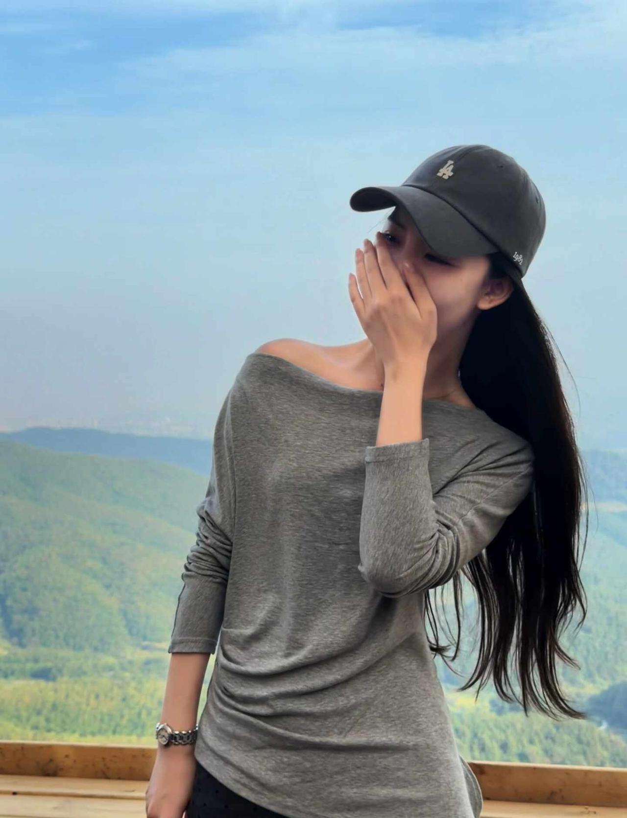 爬山拍照我和山顶的风一样自由和风一起捕捉山顶的风景最美的风景在山顶