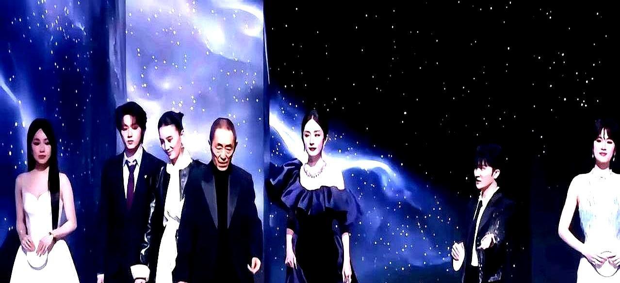 张艺谋现身！杨幂一屁股挤掉主演宋佳，C位站得死死的，你敢信？宋佳电影一番，红
