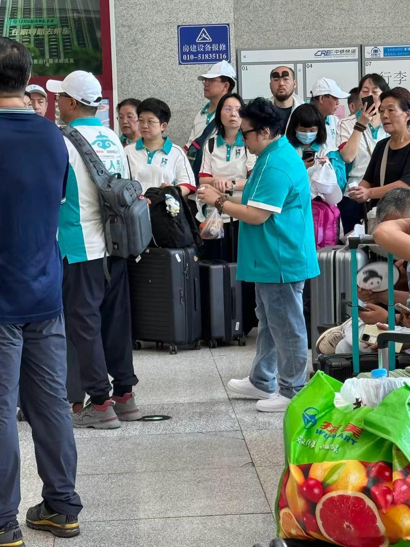 网友在车站偶遇韩红和她的公益队伍，一行人安静候车，即将出发去做公益。把善款留给有