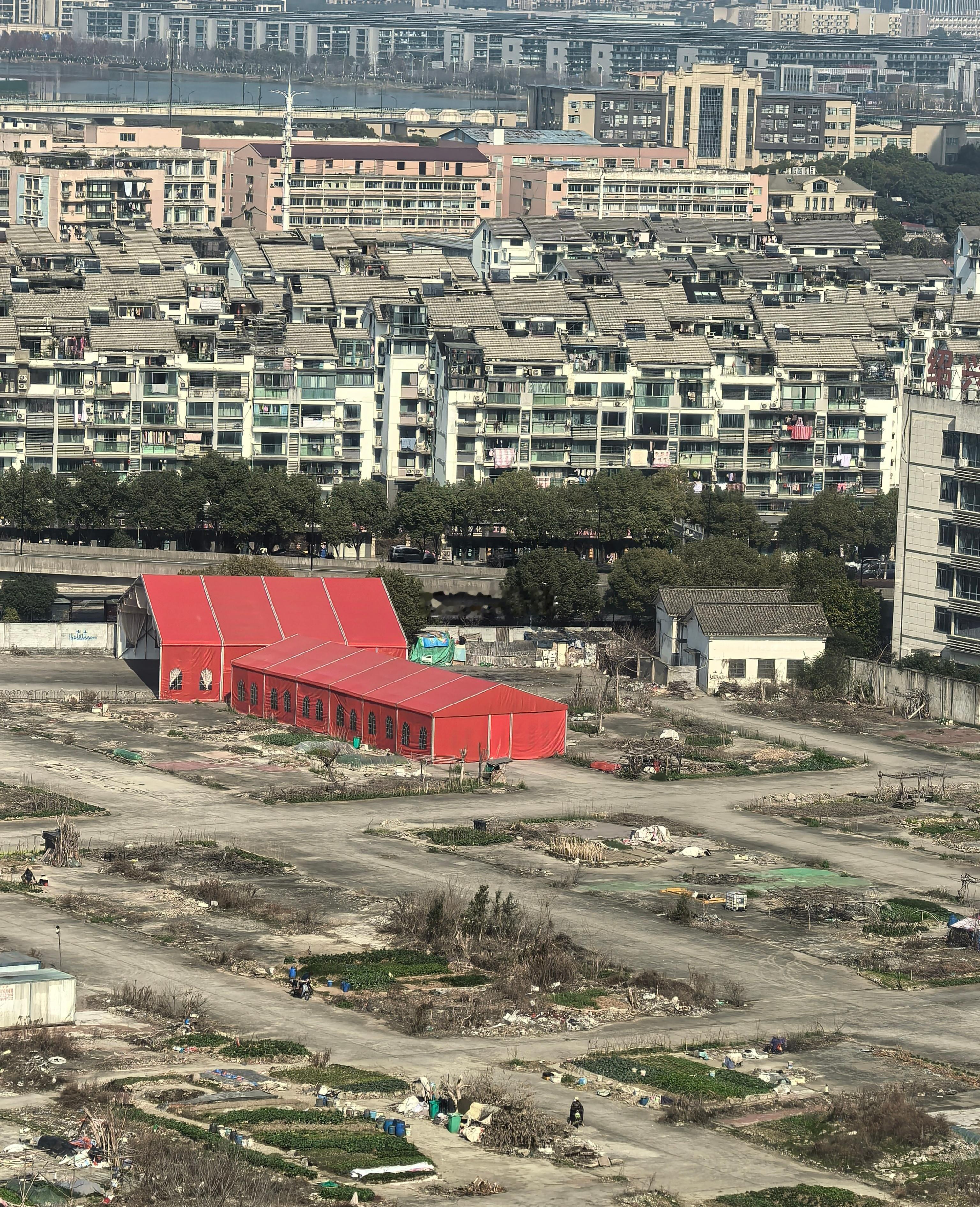 在我们绍兴，现在越来越多人办婚宴，用这种“搭大篷”的方式。以前只是在农村有，现在