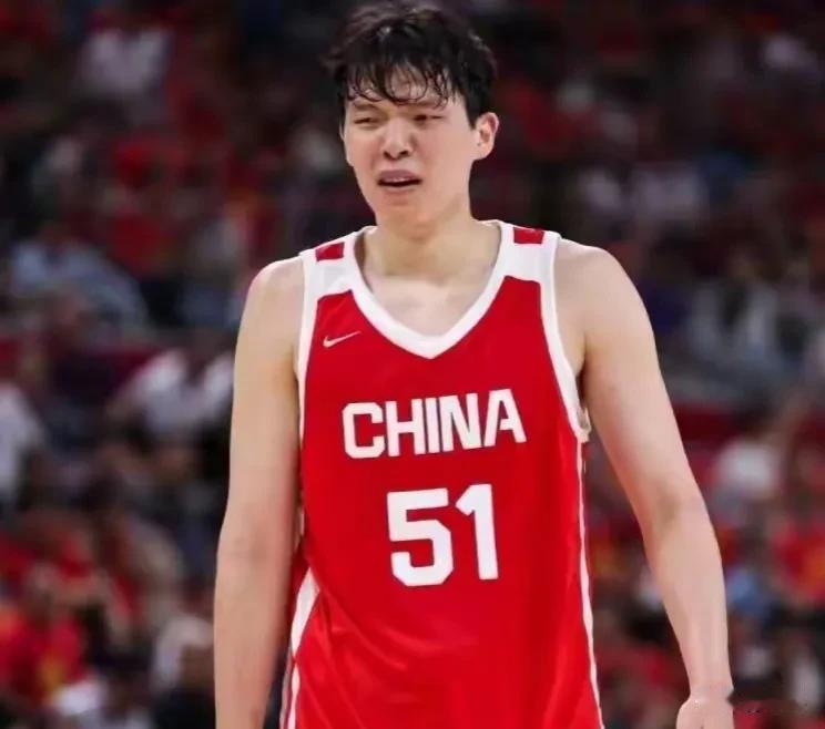 去了NBA近一年时间，重回国家队的杨瀚森非旦看不到丝毫进步的影子，反倒明鲜退化了