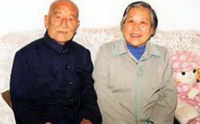 1971年，陕西一贫农贪图便宜，娶了小他10岁不要彩礼，离过婚且坐过牢的女干部，