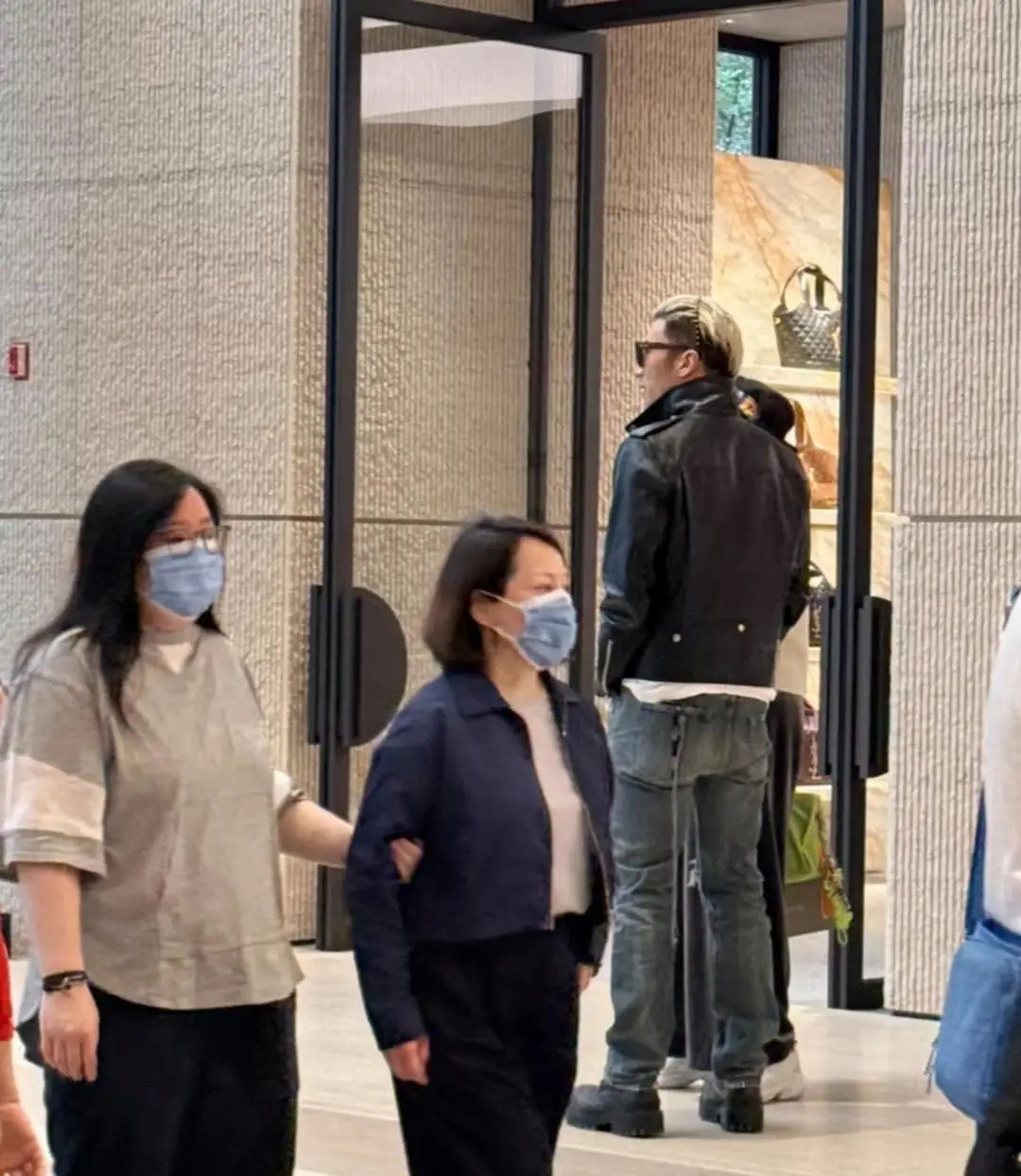 大年初八，谢霆锋在香港陪妈妈狄波拉商场购物，他染了一头金发，摇滚风打扮，穿衣打扮