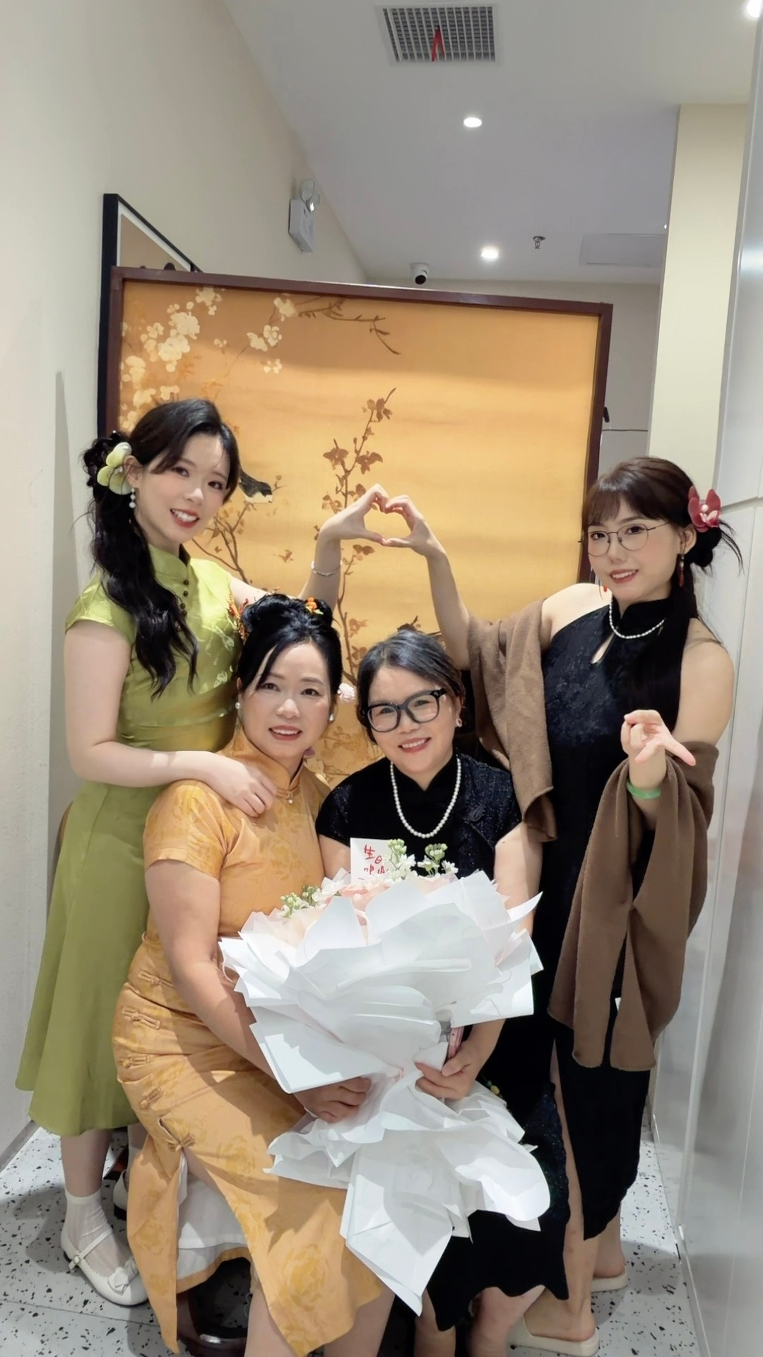 第一次穿旗袍第一次两家人一起拍写真长大以后发现有一种快乐叫做和家人一起的快乐❤