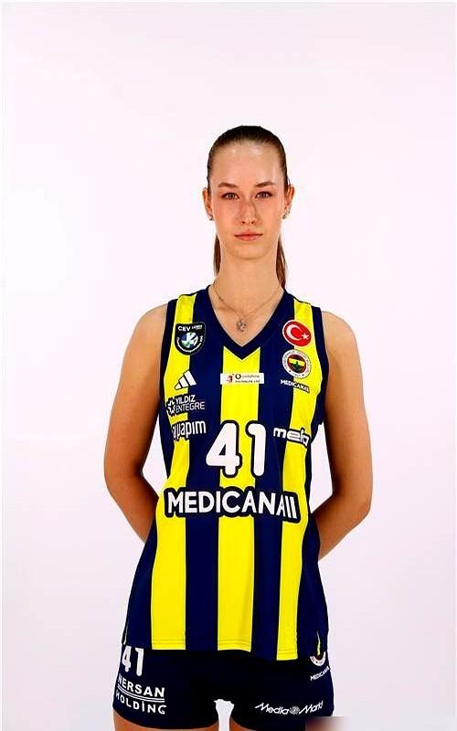 19岁，193cm，在豪门费内巴切坐了小半年冷板凳，这姑娘光速跑路了！今年夏