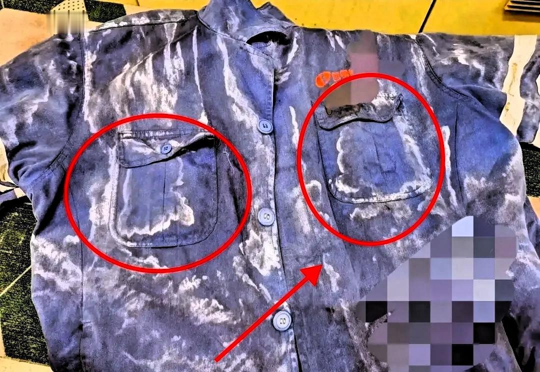 这就是包钢一线工人的工作服，上面那些发白的印子，根本不是啥普通脏东西，是车间