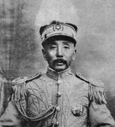 ☁1914年，张作霖在面试4个保镖时，突然有刺客闯进来，其中3人立即跑去抓