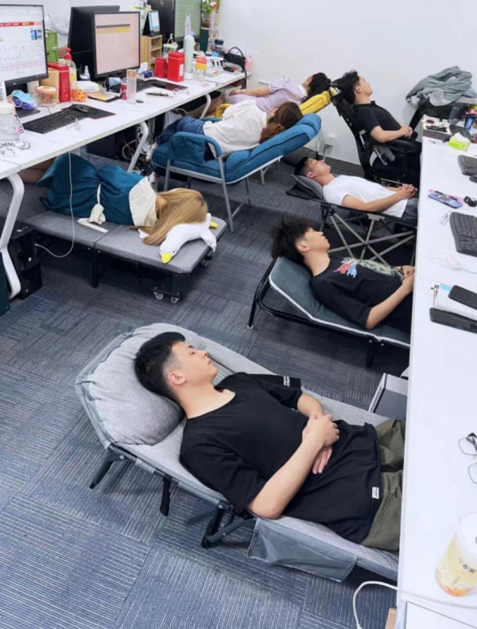 “取消午休，改成16点下班”冲上热搜！近日“取消午休，换提前下班，你愿意吗？”